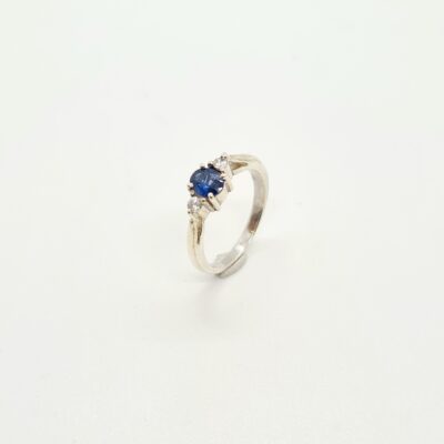 R0225 Silver ring with Blue Sapphire (0.55ct) and 2pcs White Sapphire